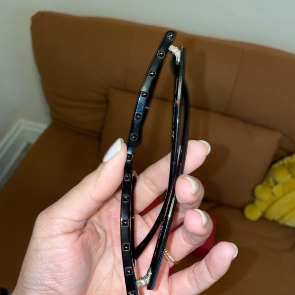 Valentino Elegant Black Sunglasses - Picture 5 of 8